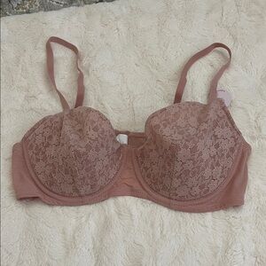 Elegant Lace Underwire Bra in Soft Pink